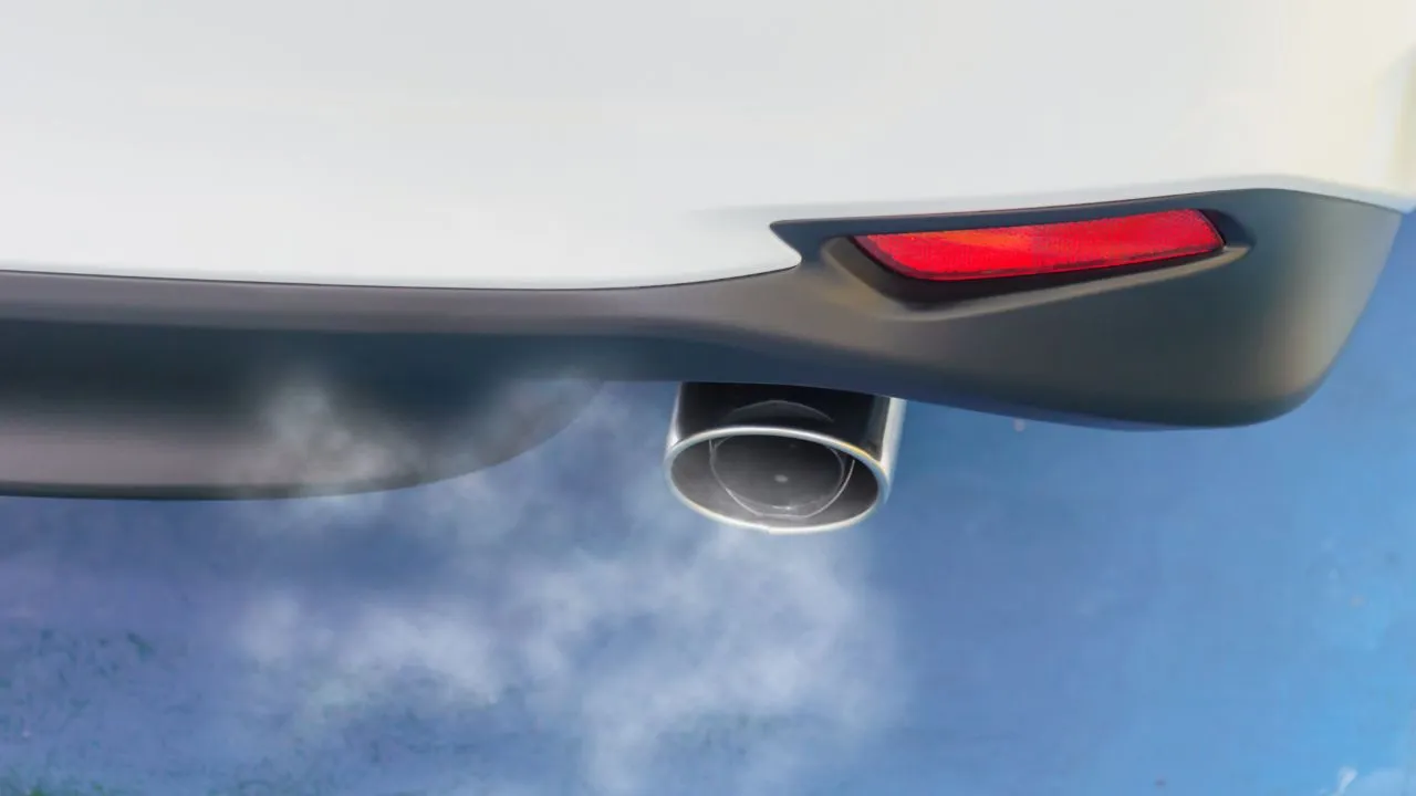 smoke-appears-from-the-exhaust-2 Smoke appears from the exhaust